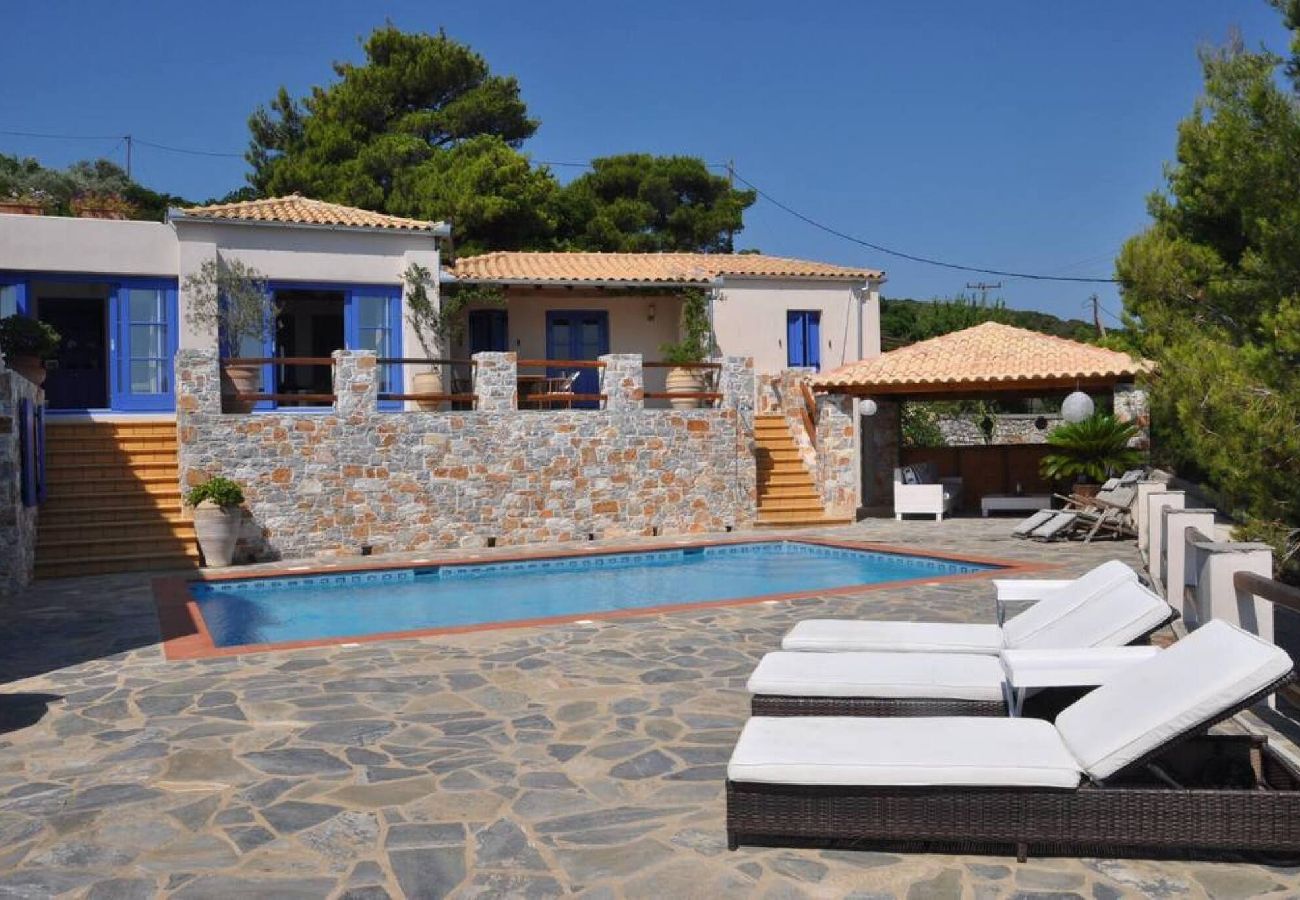 Villa in Skiathos - fantastic 4 bedroomed villa with pool and sea view 