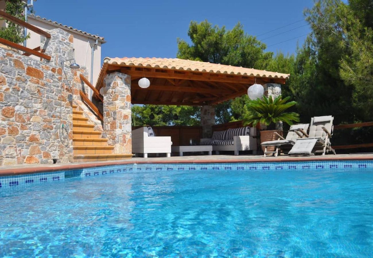 Villa in Skiathos - fantastic 4 bedroomed villa with pool and sea view 