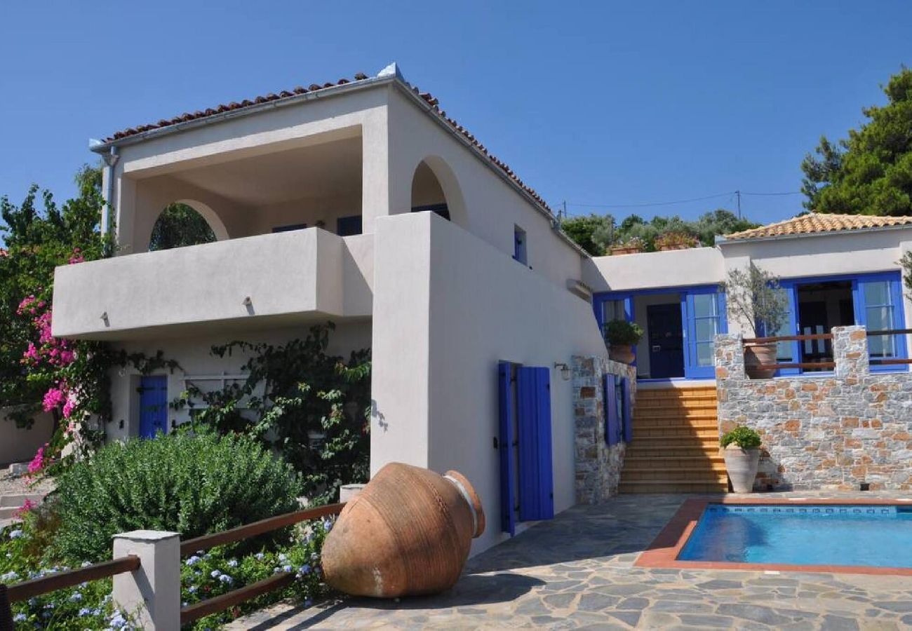 Villa in Skiathos - fantastic 4 bedroomed villa with pool and sea view 