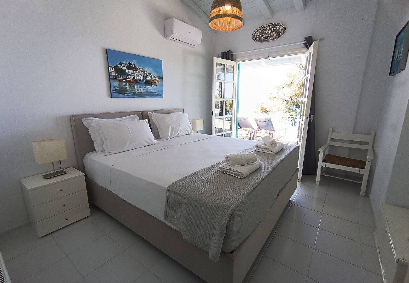 Villa in Skiathos - Villa Nova 1  for six under the trees of Kanapitsa with sea views