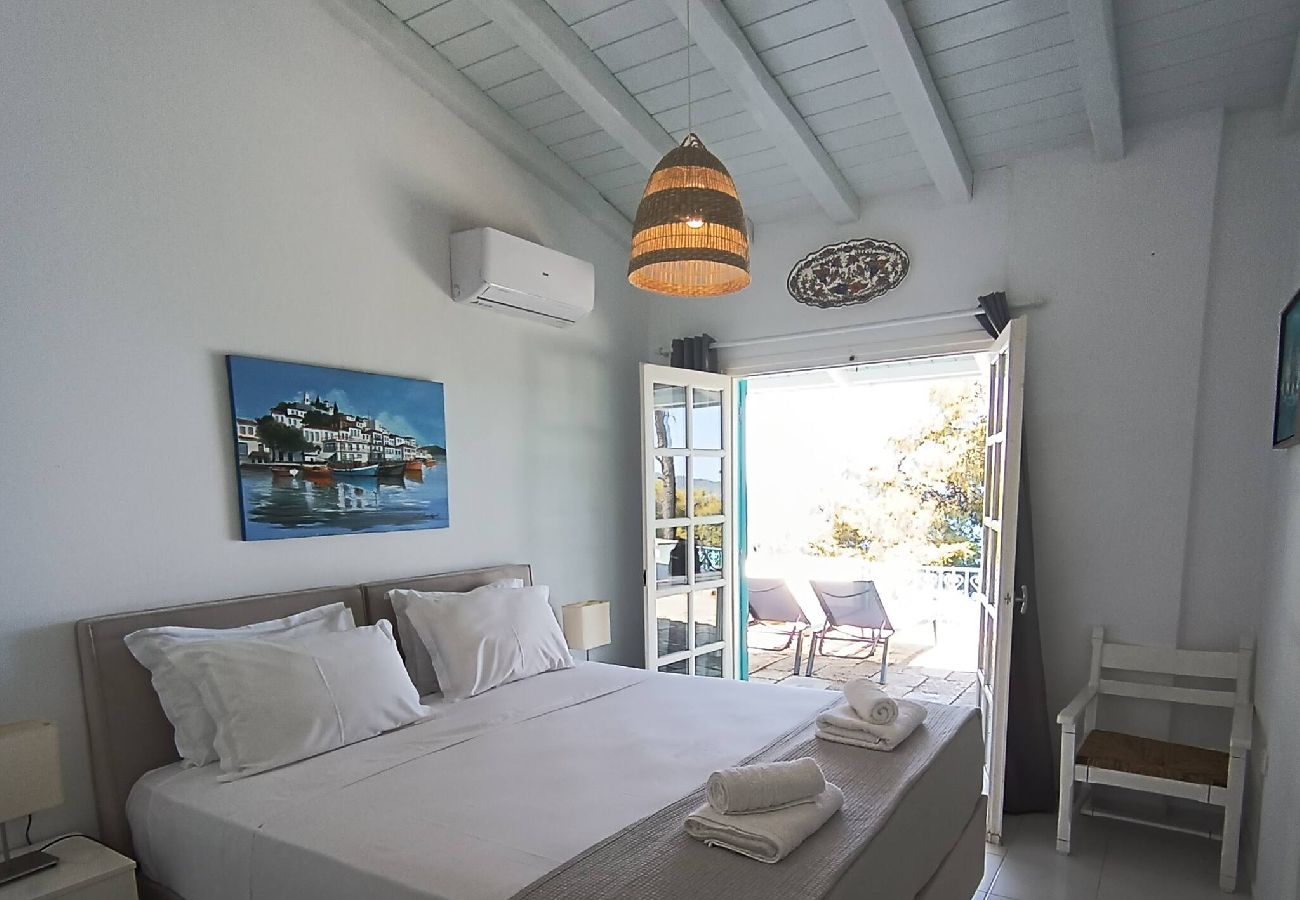 Villa in Skiathos - Villa Nova 1  for six under the trees of Kanapitsa with sea views