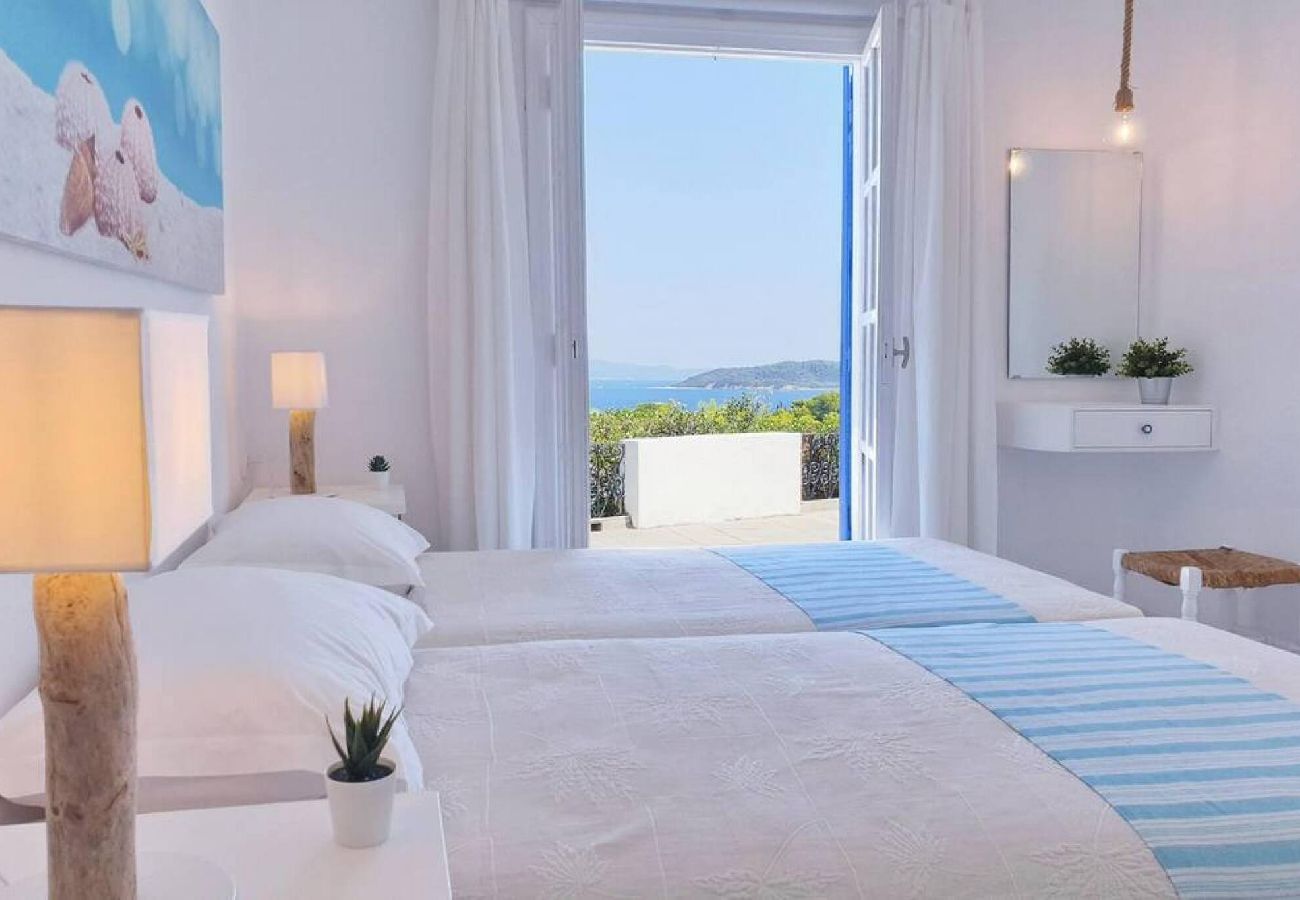 Villa in Skiathos - Villa Kochili  sea views and space for 6 guests 