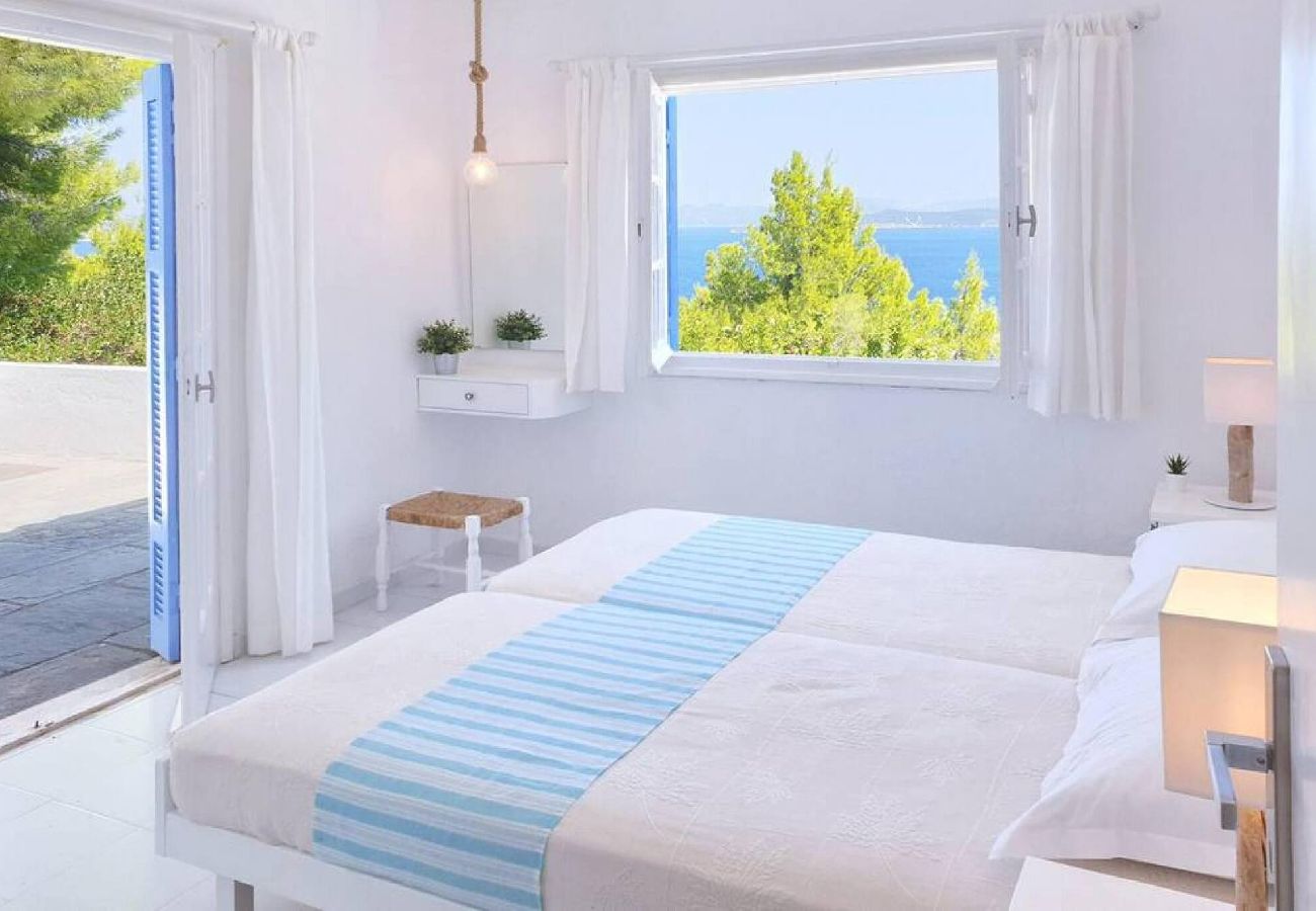Villa in Skiathos - Villa Kochili  sea views and space for 6 guests 
