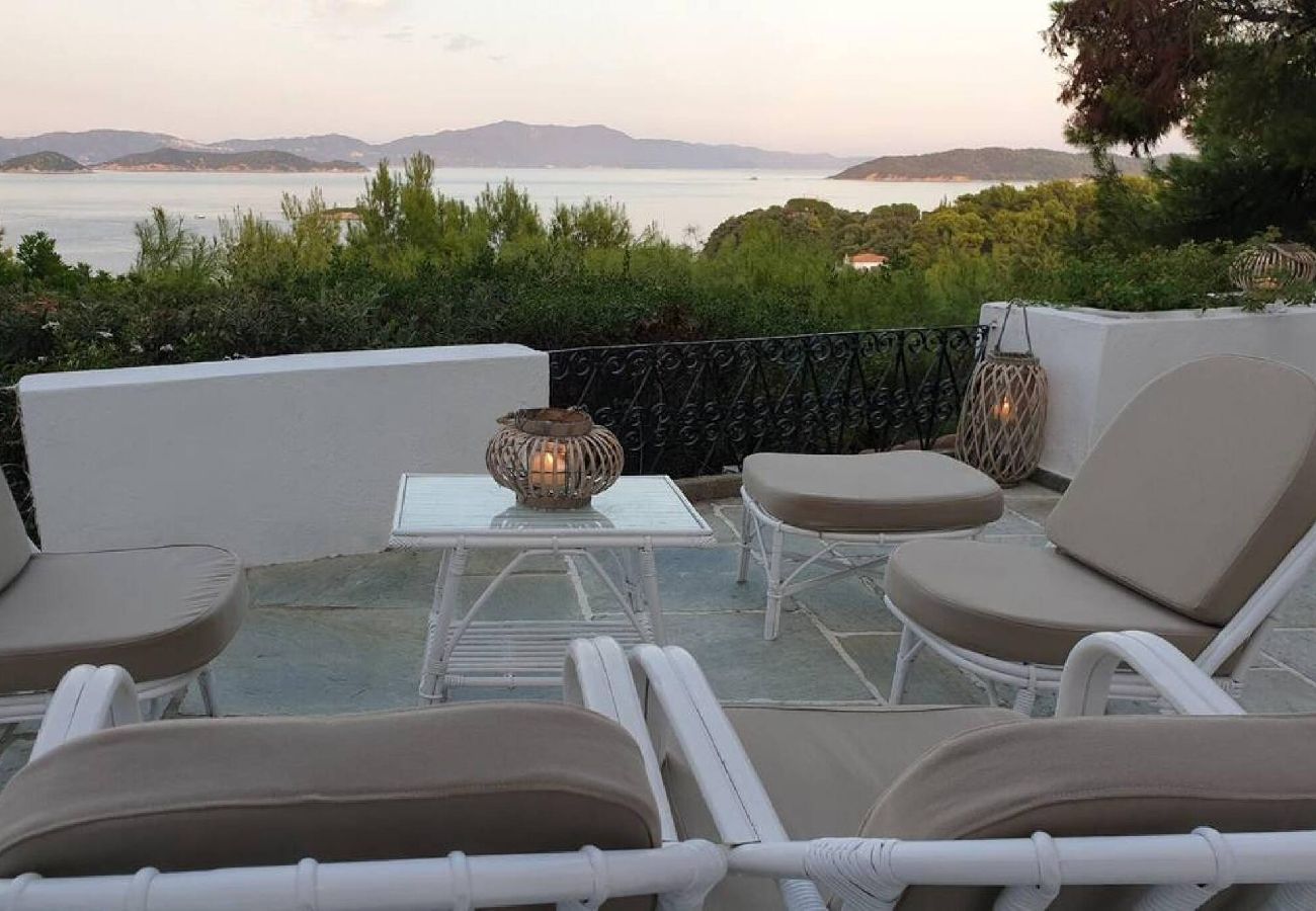 Villa in Skiathos - Villa Kochili  sea views and space for 6 guests 