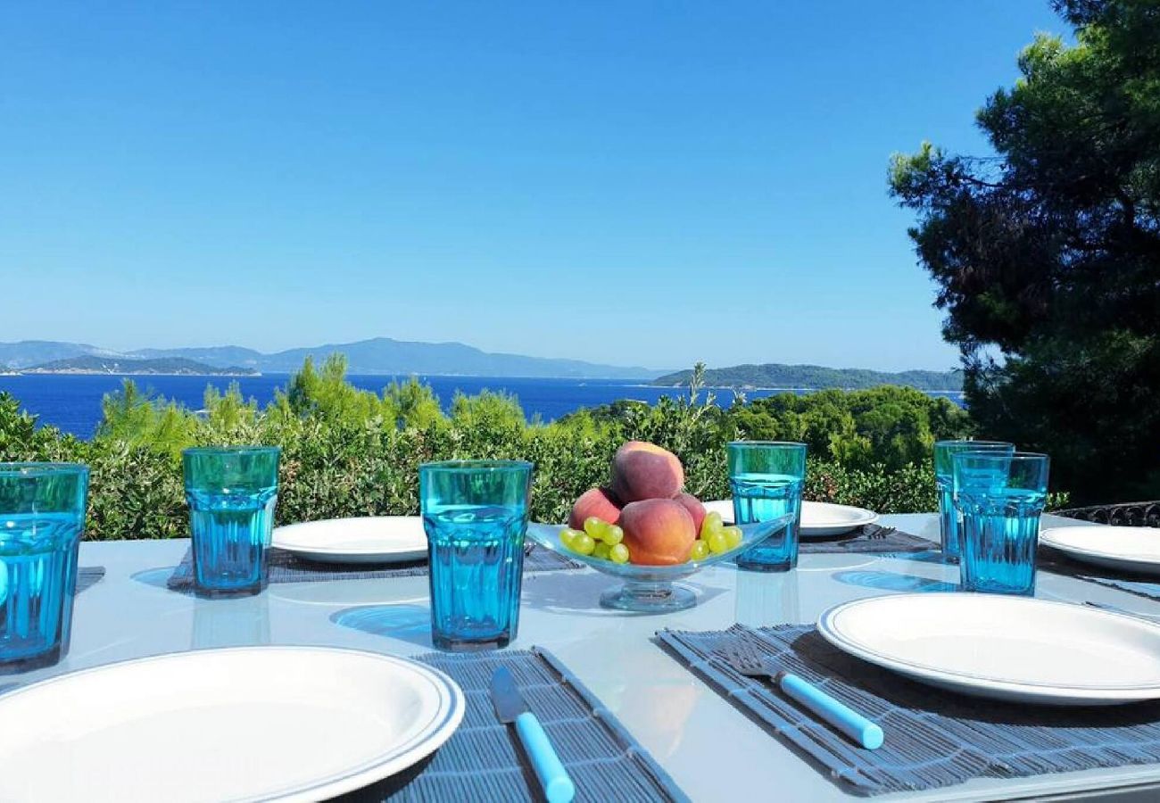Villa in Skiathos - Villa Kochili  sea views and space for 6 guests 