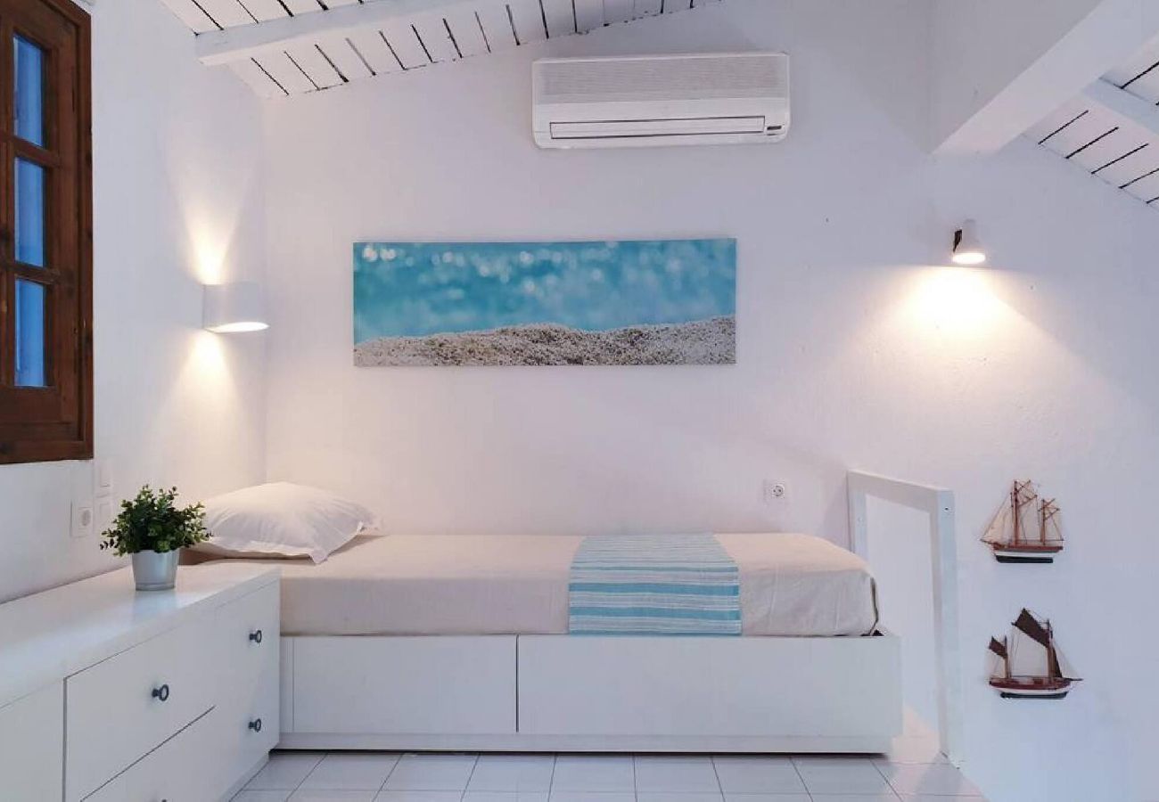Villa in Skiathos - Villa Kochili  sea views and space for 6 guests 