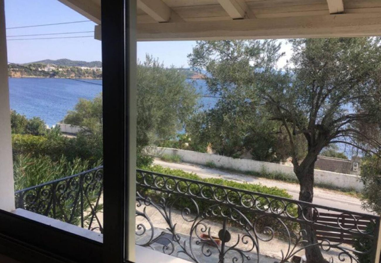 House in Skiathos - Eleni s Seaside house for 4  easy beach access 