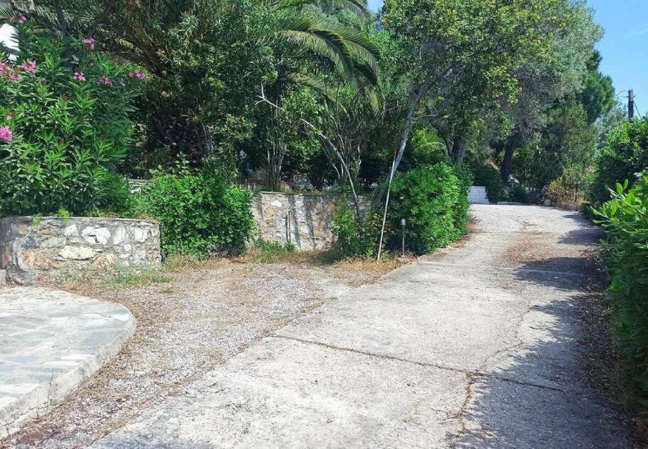 House in Skiathos - Eleni s Seaside house for 4  easy beach access 