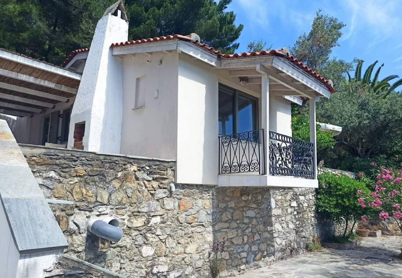 House in Skiathos - Eleni s Seaside house for 4  easy beach access 