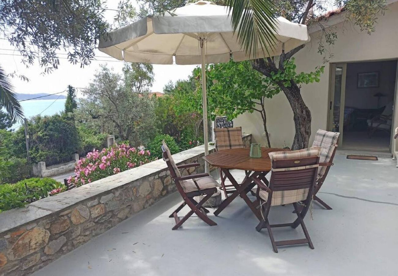 House in Skiathos - Eleni s Seaside house for 4  easy beach access 