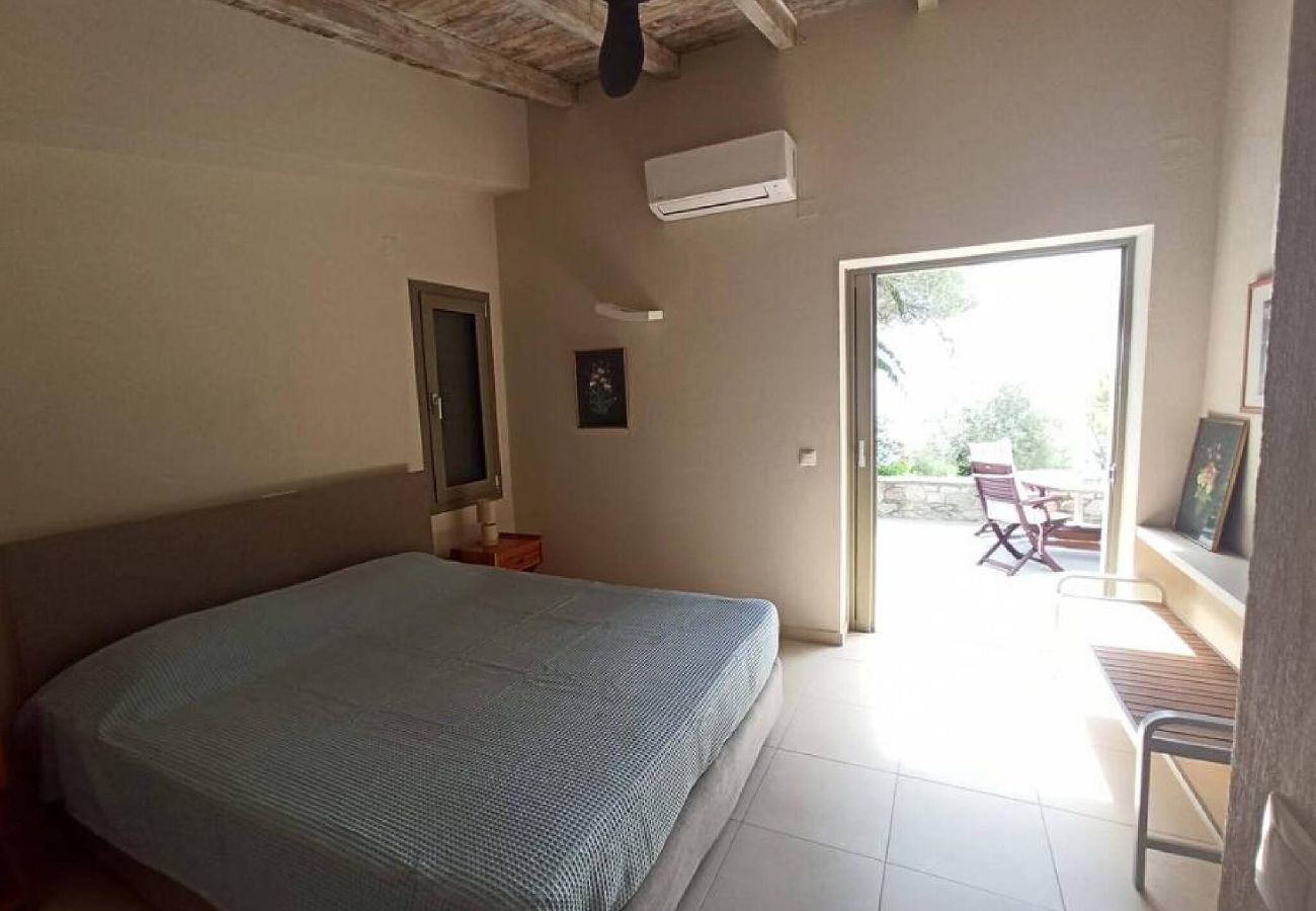 House in Skiathos - Eleni s Seaside house for 4  easy beach access 