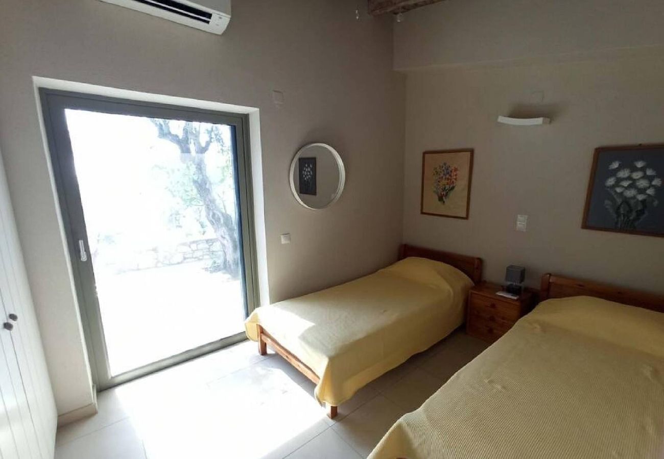 House in Skiathos - Eleni s Seaside house for 4  easy beach access 