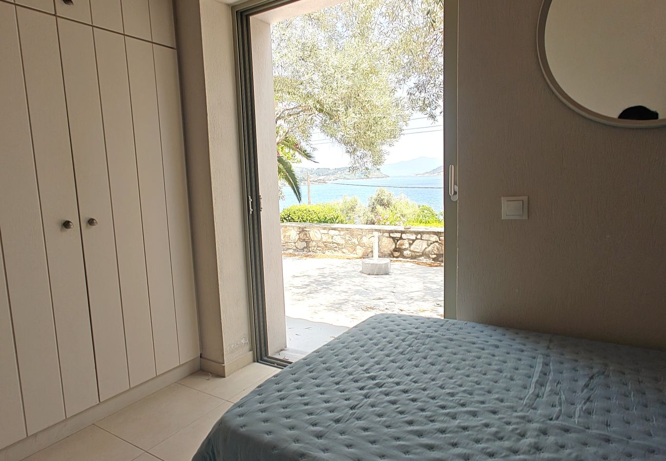 House in Skiathos - Eleni s Seaside house for 4  easy beach access 