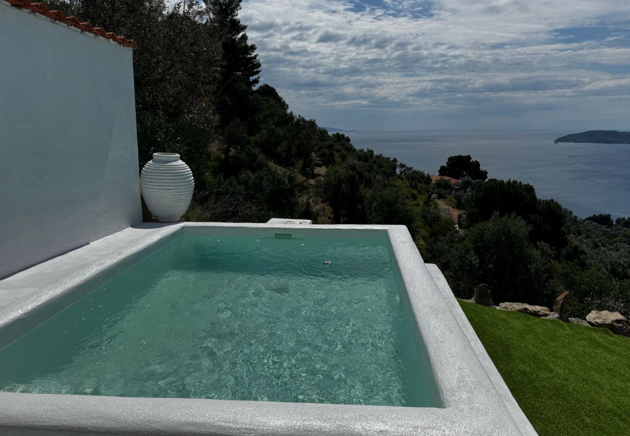 Villa in Skiathos - Lovely villa for 6 with stunning sea views 
