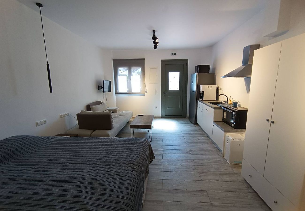 Studio in Skiathos - New studio with terrace for 3, quiet, near port 