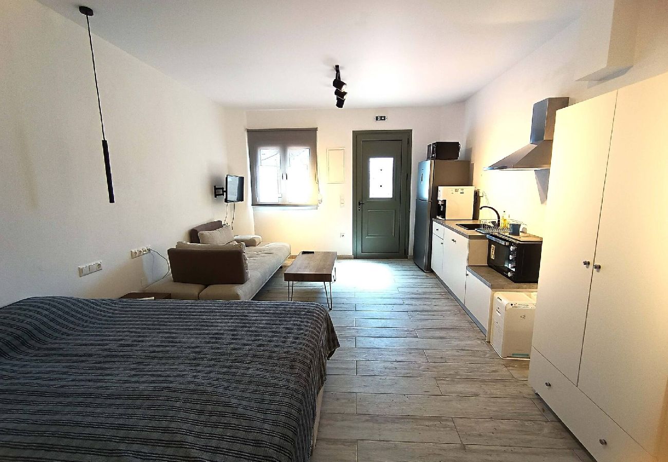 Studio in Skiathos - New studio with terrace for 3, quiet, near port 