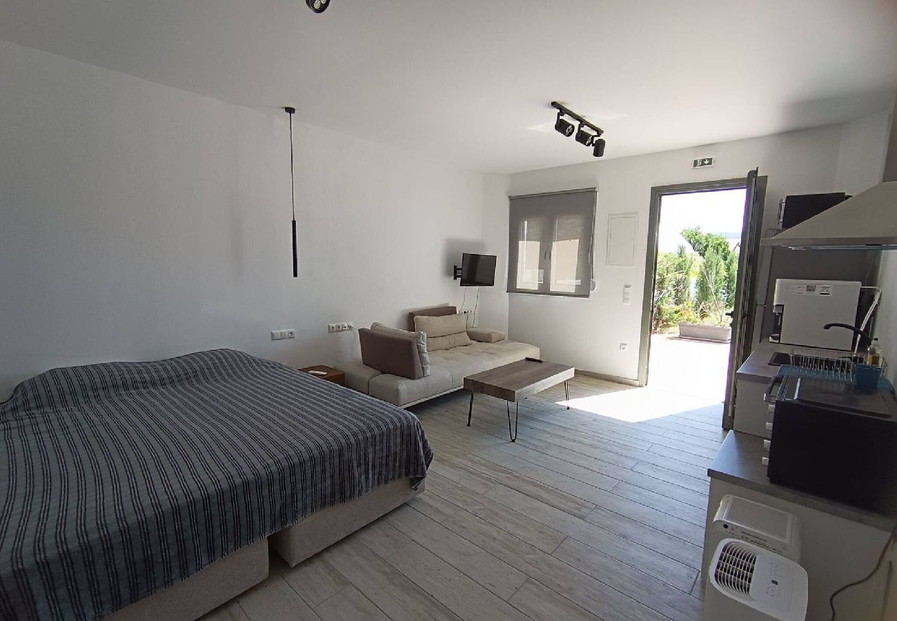 Studio in Skiathos - New studio with terrace for 3, quiet, near port 