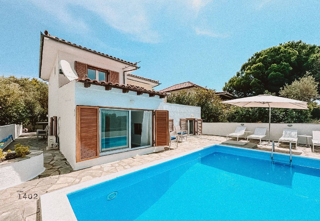 Villa in Skiathos - Villa Kosmos, super location with pool and sea views 