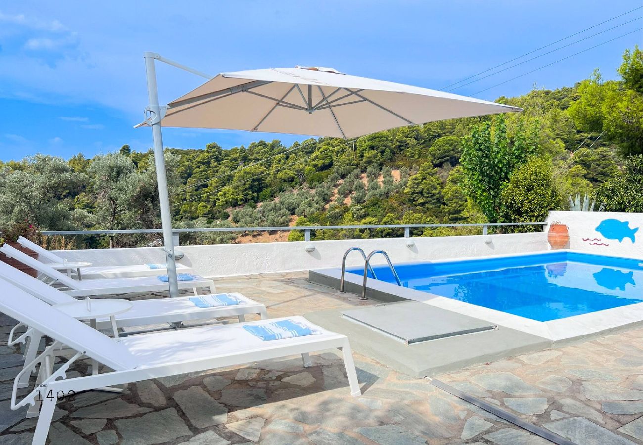 Villa in Skiathos - Villa Kosmos, super location with pool and sea views 