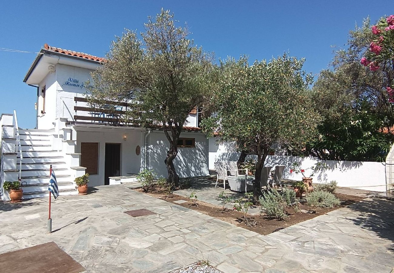 Villa in Skiathos - Villa Kosmos, super location with pool and sea views 