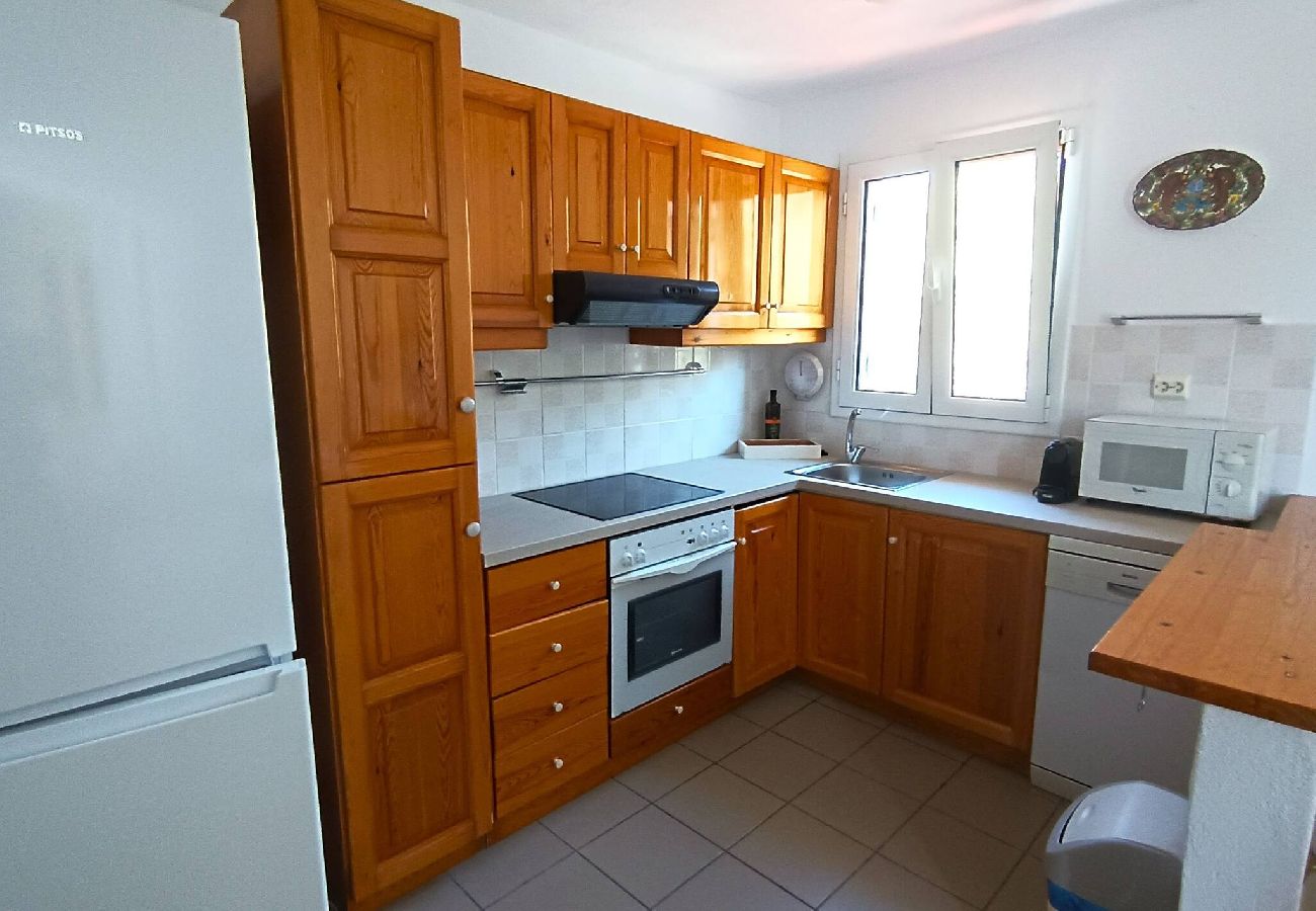 Villa in Skiathos - Villa Kosmos, super location with pool and sea views 