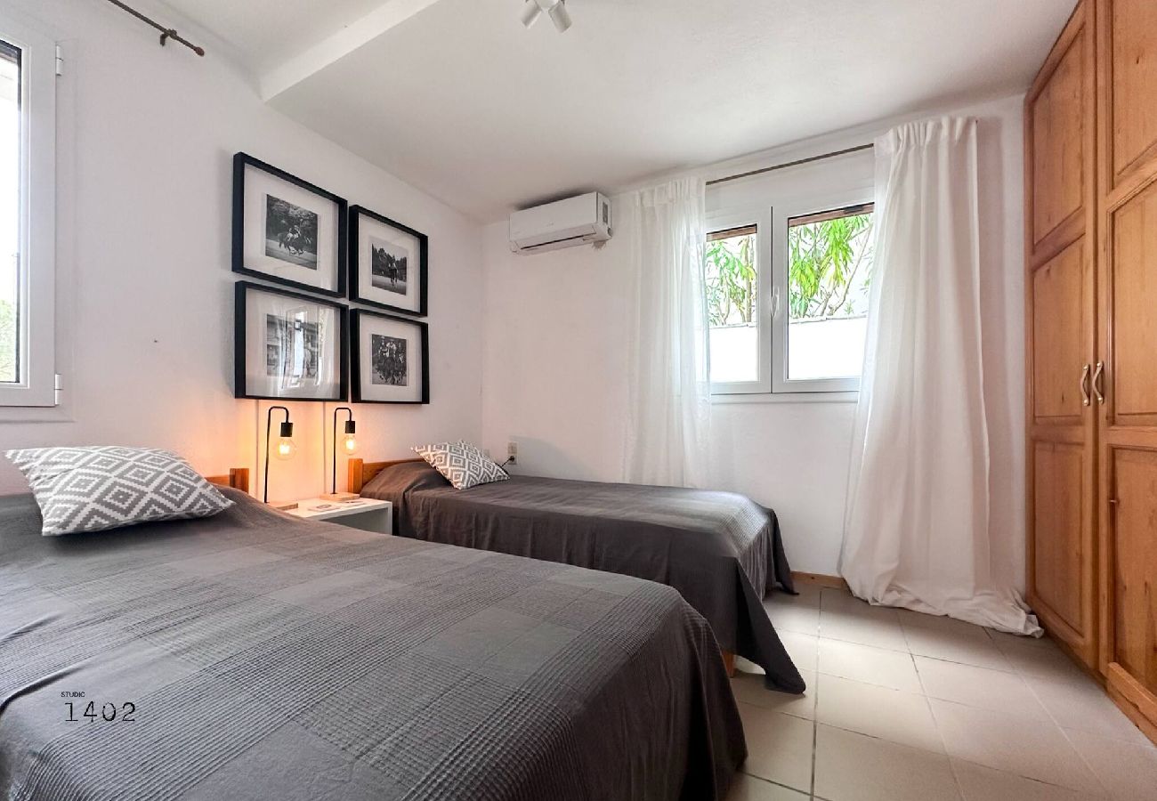 Villa in Skiathos - Villa Kosmos, super location with pool and sea views 