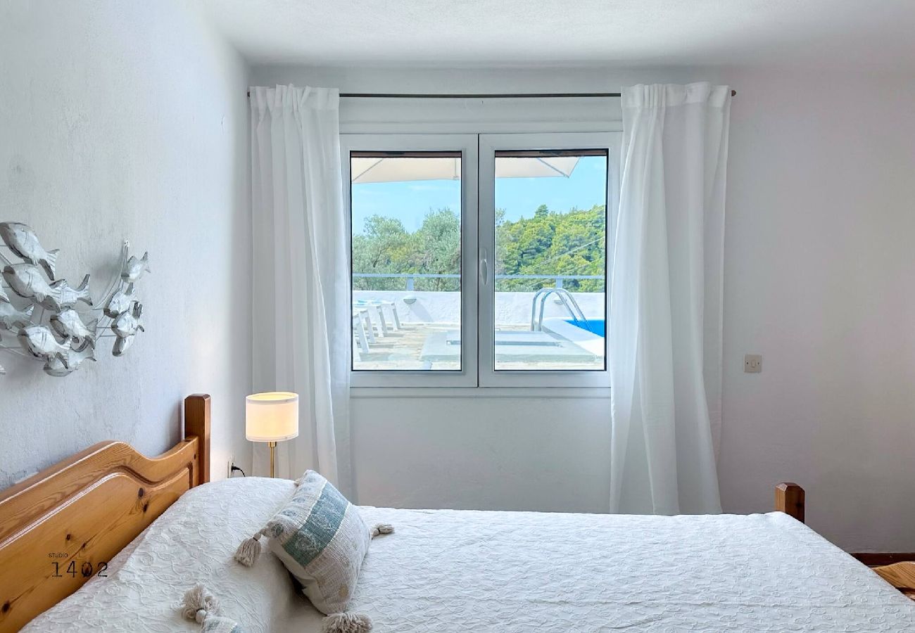 Villa in Skiathos - Villa Kosmos, super location with pool and sea views 