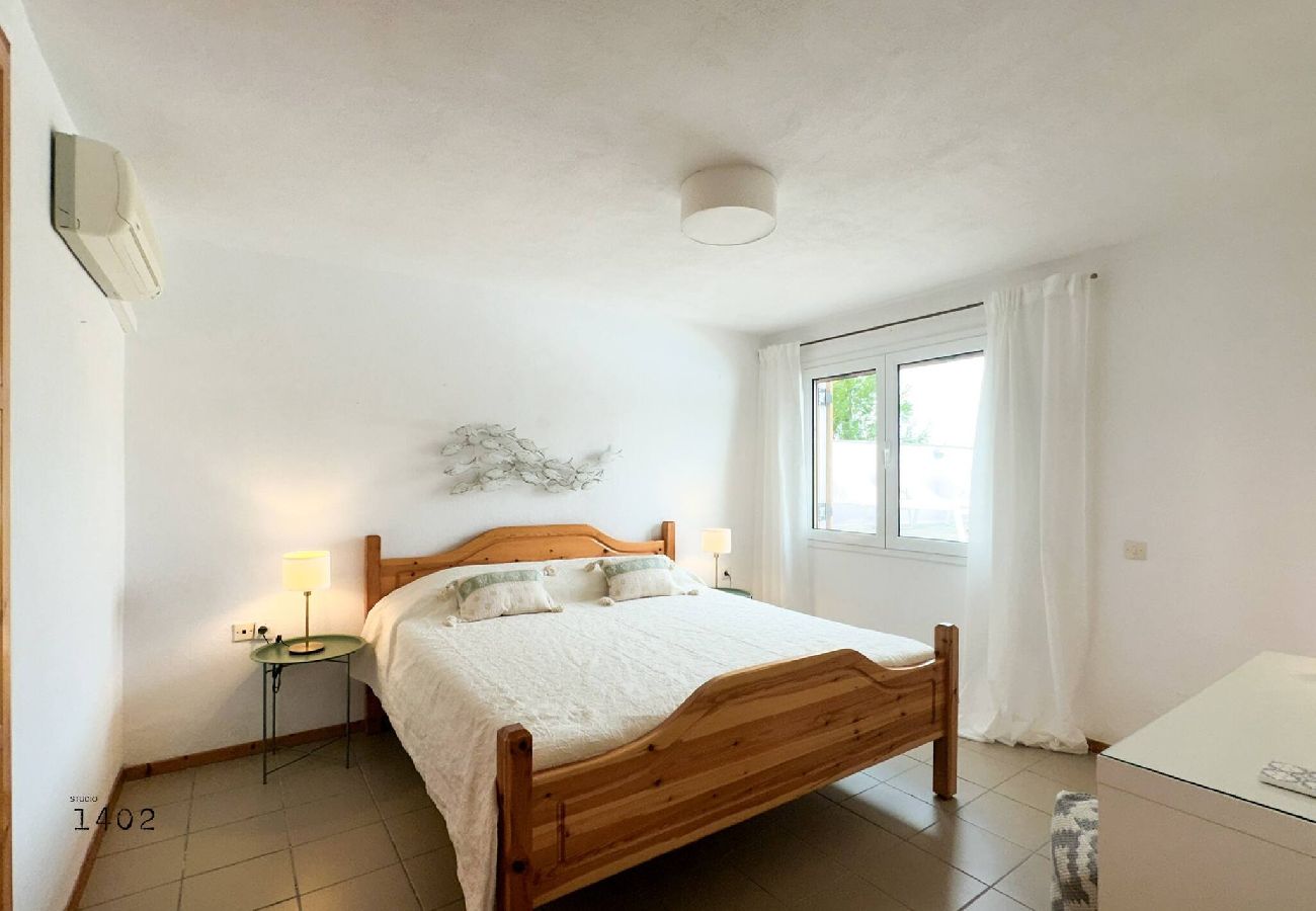 Villa in Skiathos - Villa Kosmos, super location with pool and sea views 