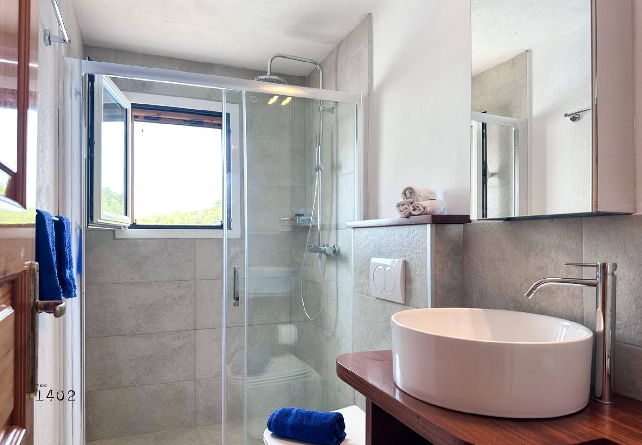 Villa in Skiathos - Villa Kosmos, super location with pool and sea views 