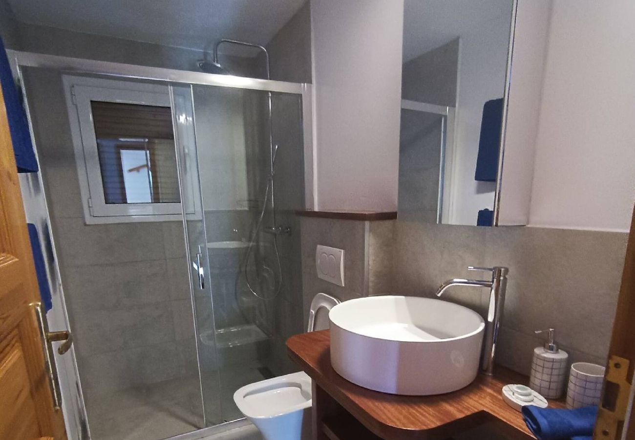 Villa in Skiathos - Villa Kosmos, super location with pool and sea views 