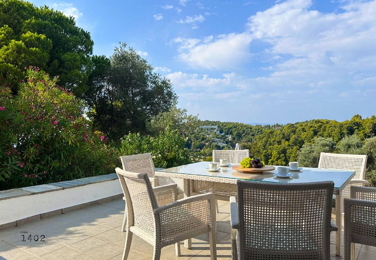 Villa in Skiathos - Villa Kosmos, super location with pool and sea views 