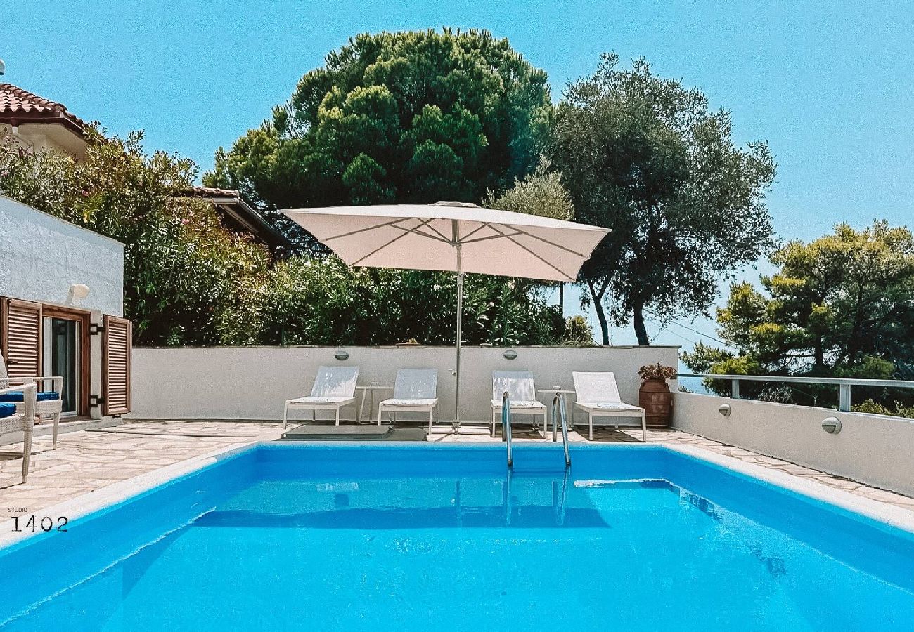 Villa in Skiathos - Villa Kosmos, super location with pool and sea views 