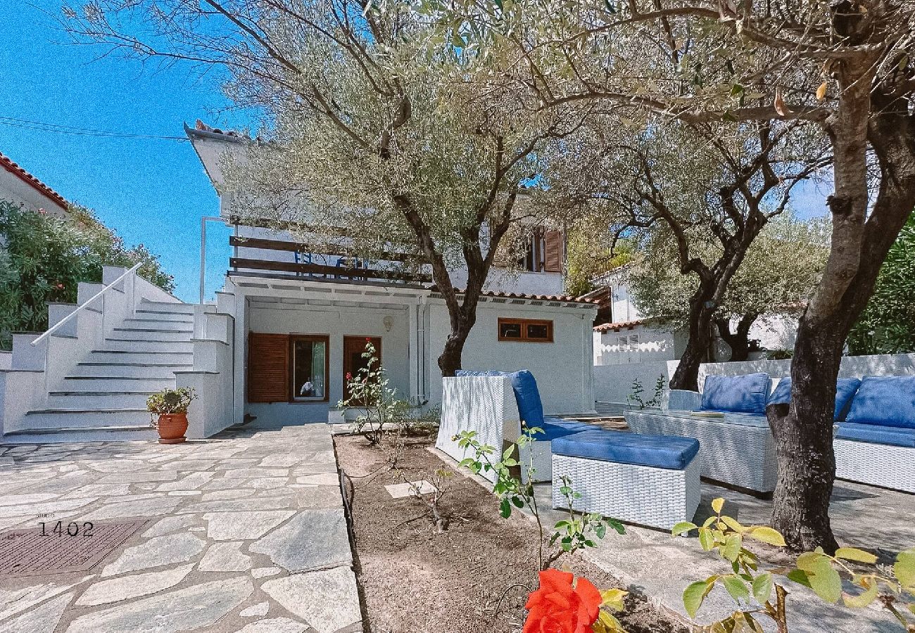 Villa in Skiathos - Villa Kosmos, super location with pool and sea views 