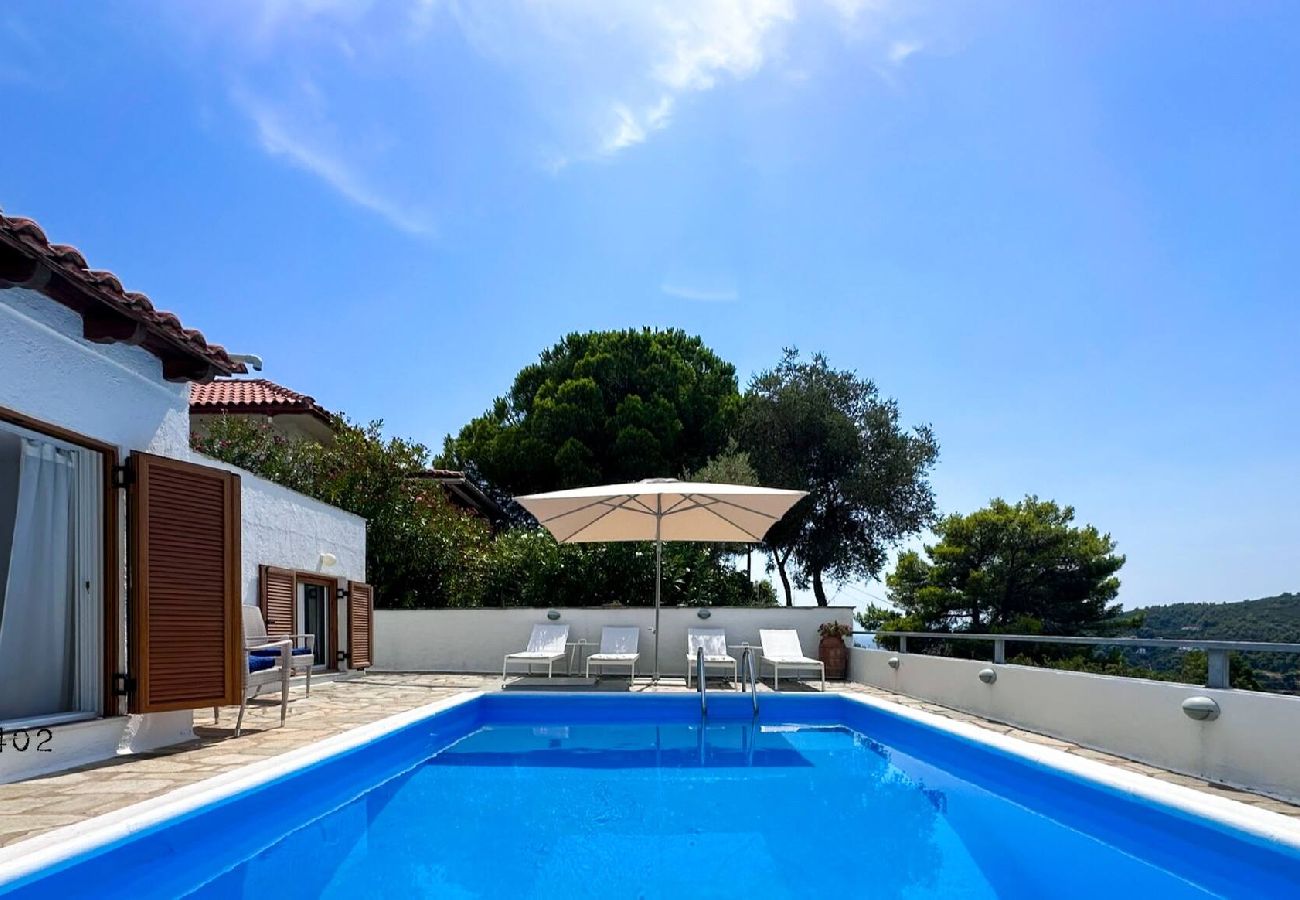 Villa in Skiathos - Villa Kosmos, super location with pool and sea views 