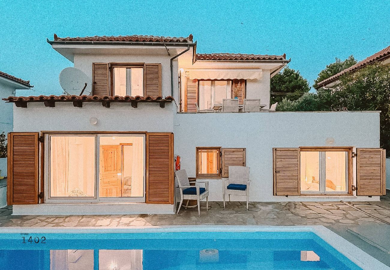 Villa in Skiathos - Villa Kosmos, super location with pool and sea views 