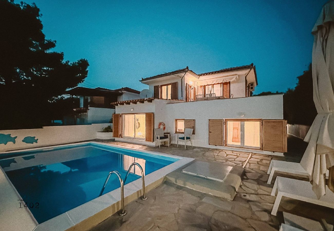 Villa in Skiathos - Villa Kosmos, super location with pool and sea views 