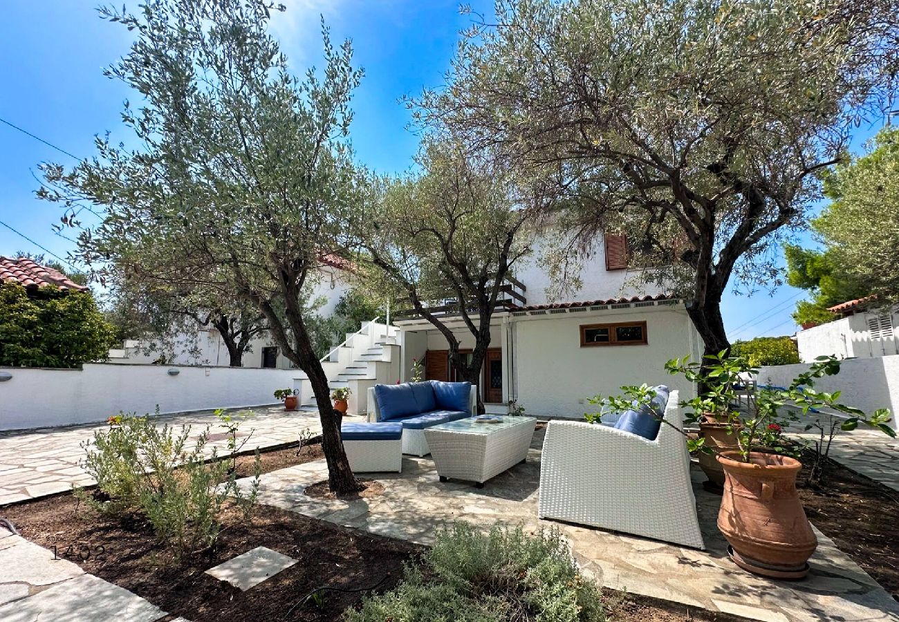 Villa in Skiathos - Villa Kosmos, super location with pool and sea views 