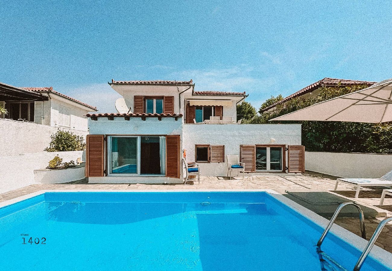 Villa in Skiathos - Villa Kosmos, super location with pool and sea views 