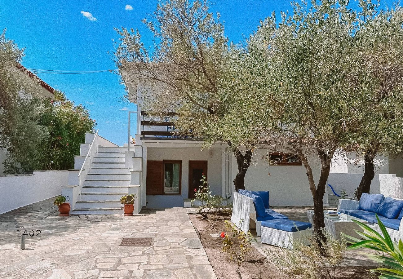 Villa in Skiathos - Villa Kosmos, super location with pool and sea views 