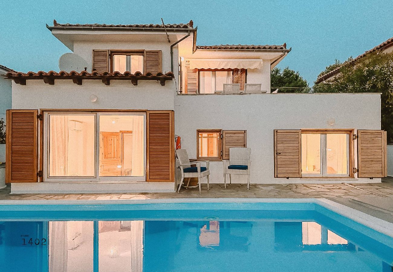 Villa in Skiathos - Villa Kosmos, super location with pool and sea views 