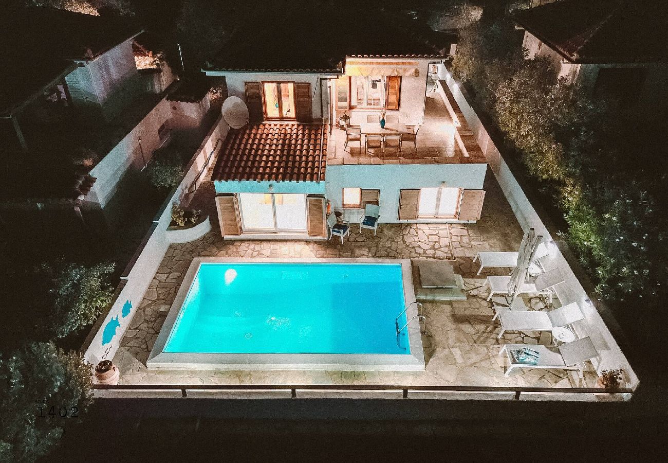 Villa in Skiathos - Villa Kosmos, super location with pool and sea views 