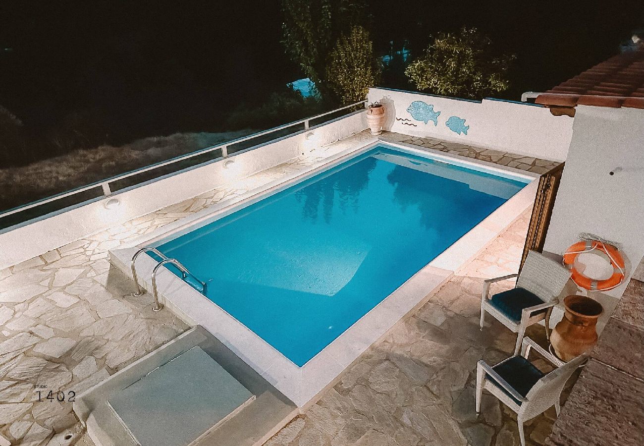 Villa in Skiathos - Villa Kosmos, super location with pool and sea views 