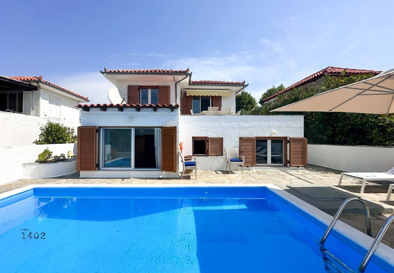 Villa in Skiathos - Villa Kosmos, super location with pool and sea views 