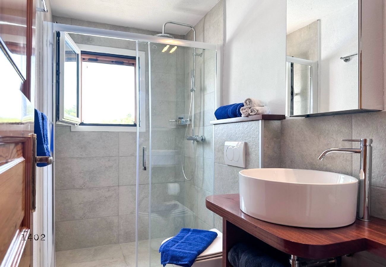 Villa in Skiathos - Villa Kosmos, super location with pool and sea views 