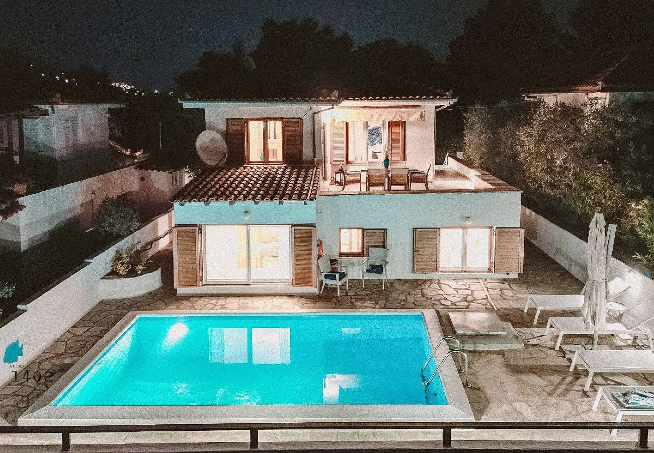 Villa in Skiathos - Villa Kosmos, super location with pool and sea views 