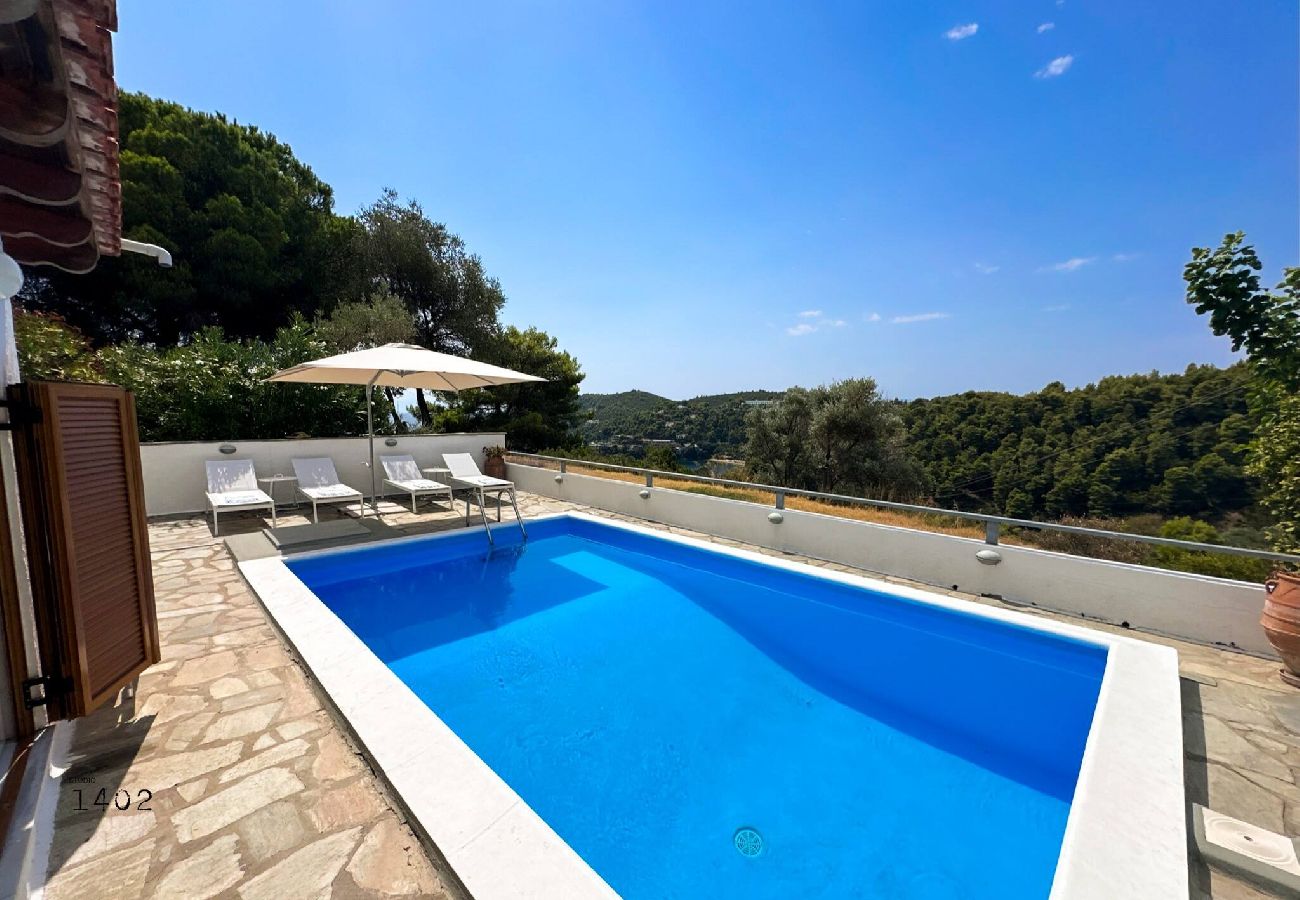 Villa in Skiathos - Villa Kosmos, super location with pool and sea views 