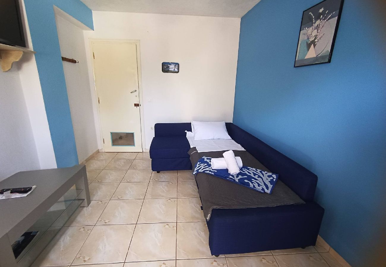 House in Skiathos - 2 bedrooms and courtyard in town 