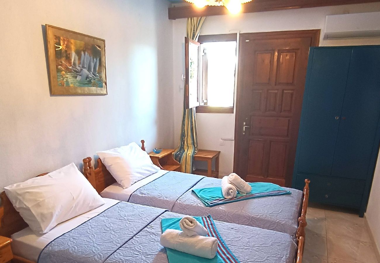 House in Skiathos - 2 bedrooms and courtyard in town 