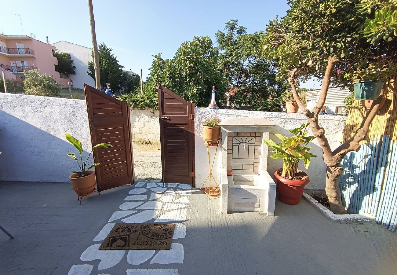 House in Skiathos - 2 bedrooms and courtyard in town 