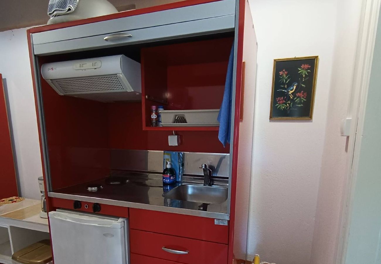 House in Skiathos - 2 bedrooms and courtyard in town 